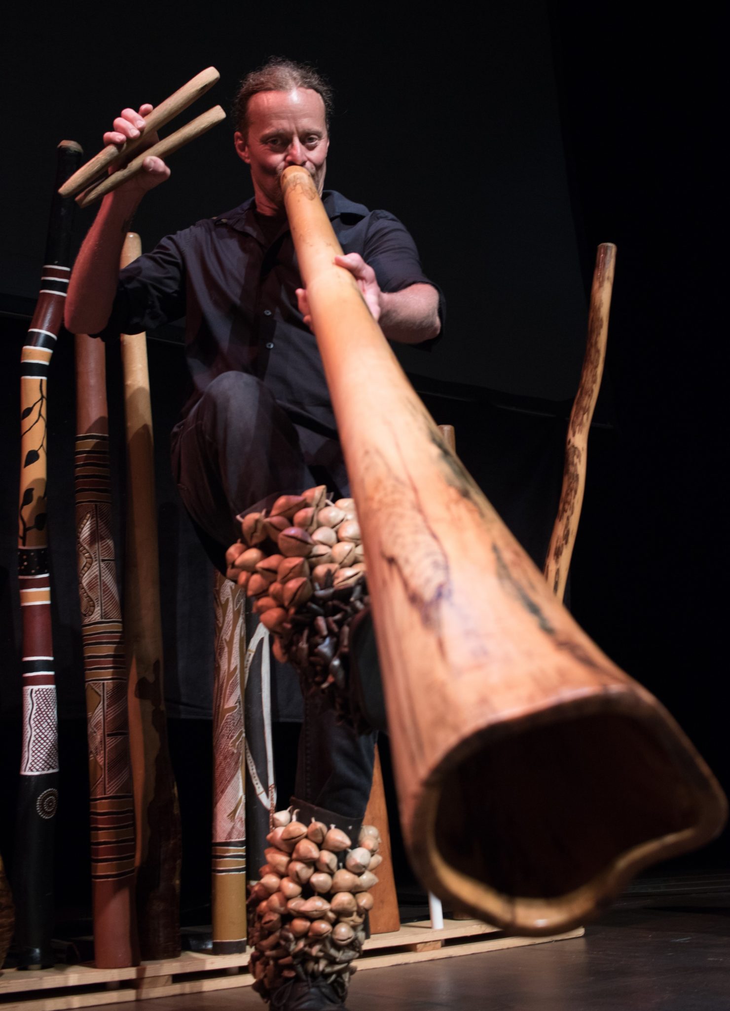 Большая дудка. Австралийский духовой инструмент диджериду. Диджериду духовой музыкальный инструмент. Диджериду Австралия. Аборигены Австралии диджериду.